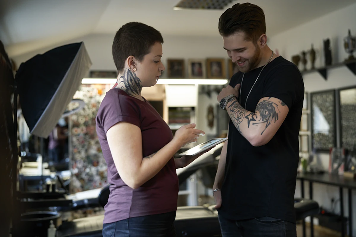 Une femme et un homme avec des tatouages qui discutent