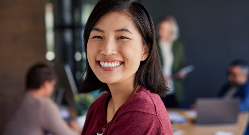 Une femme qui sourrit
