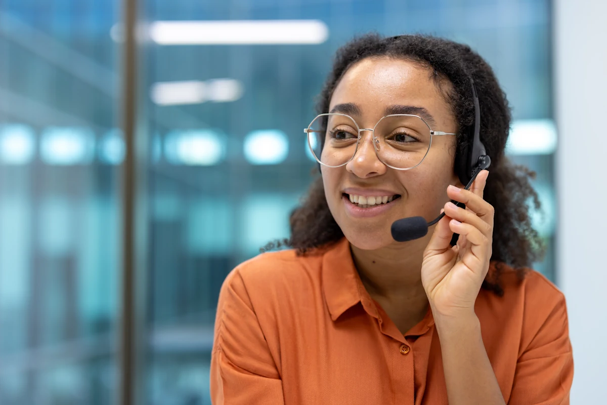 une femme au téléphone