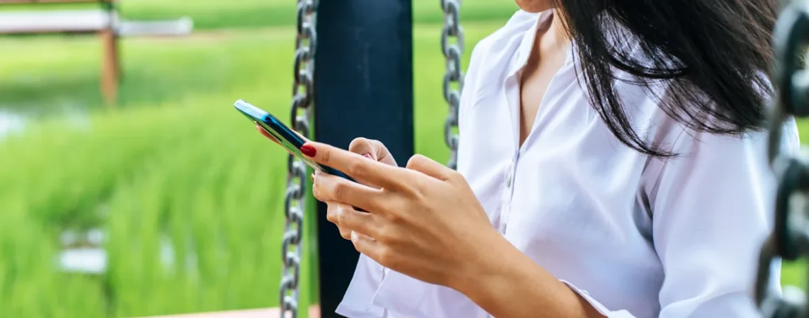 Une femme qui écrit un SMS