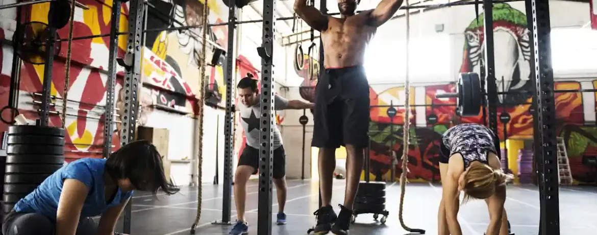 Une salle de crossfit pleine de monde