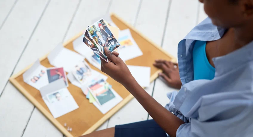 Une femme qui regarde des photos
