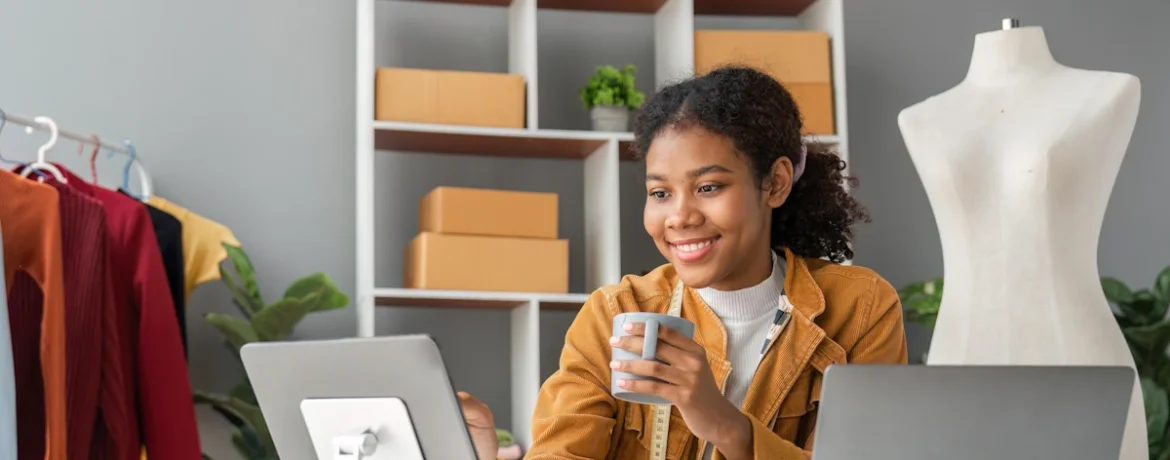 Une femme sur sa tablette
