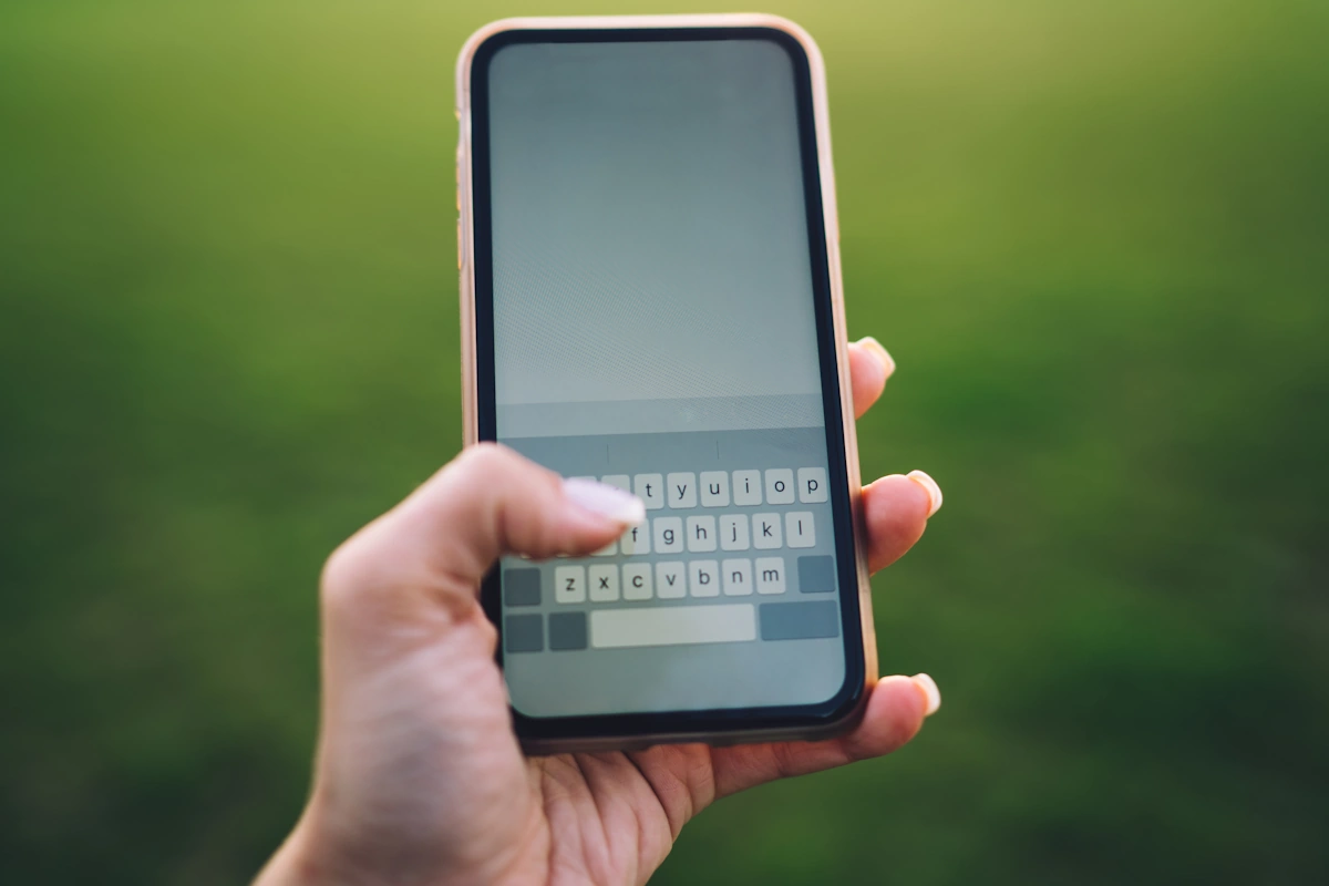 Une personne qui écrit un sms sur un smartphone