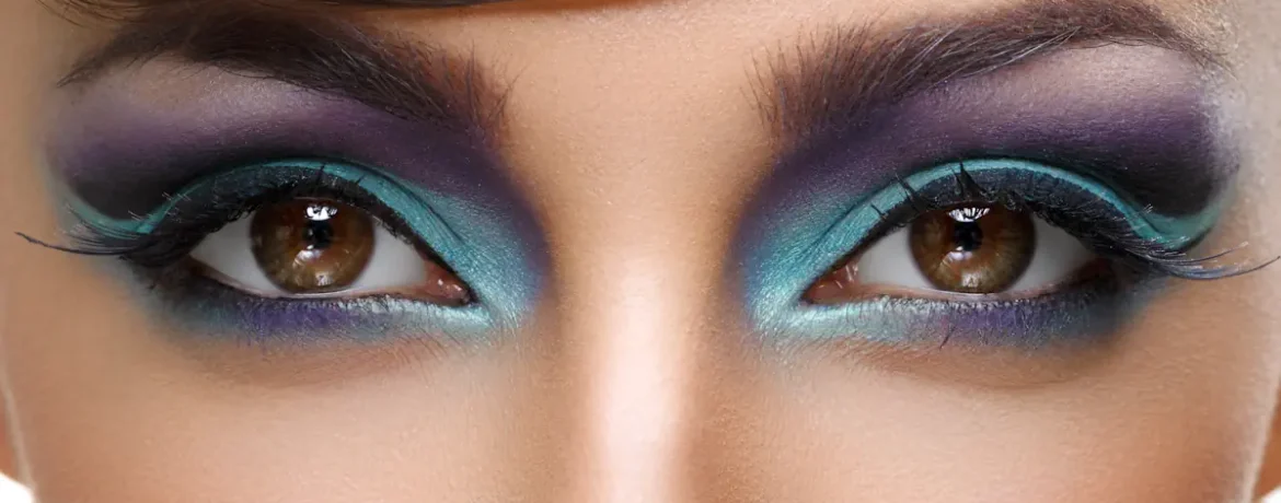 Une femme avec les yeux marrons et un maquillage bleu
