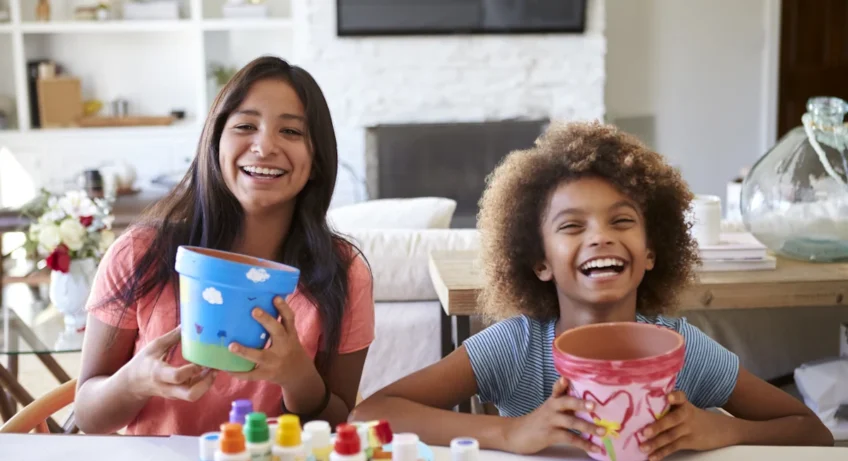 deux petites filles avec des pots de fleurs personnalisés