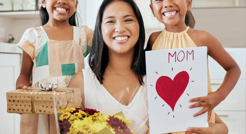 Deux petites filles qui fête la fête des mères avec leur maman et des cadeaux