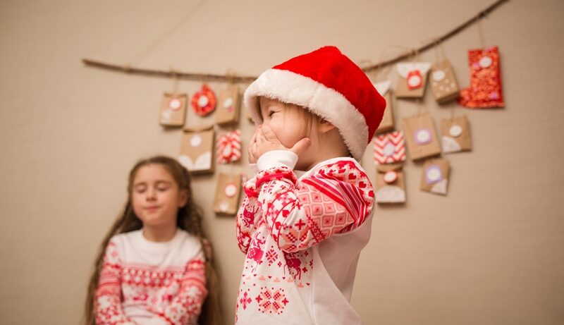 enfants qui reçoivent des cadeaux à Noël