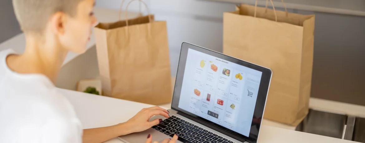 Une femme qui fait des achats sur son ordinateur