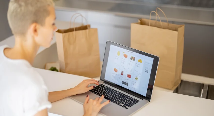 Une femme qui fait des achats sur son ordinateur