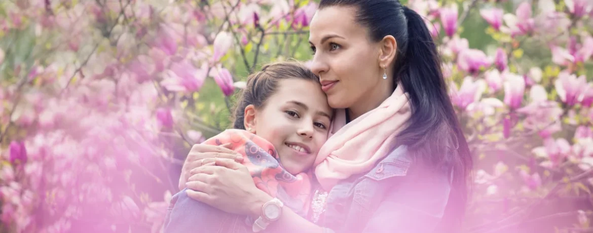 Une mère et sa fille au milieu d'un champ de fleurs