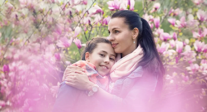 Une mère et sa fille au milieu d'un champ de fleurs