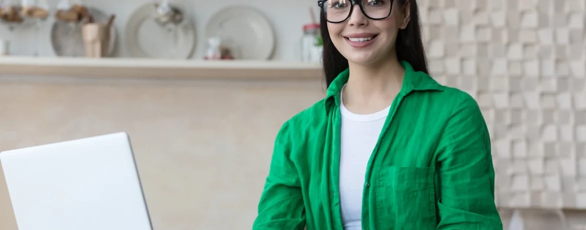 Une femme sur son ordinateur qui tien tune carte dans son autre main