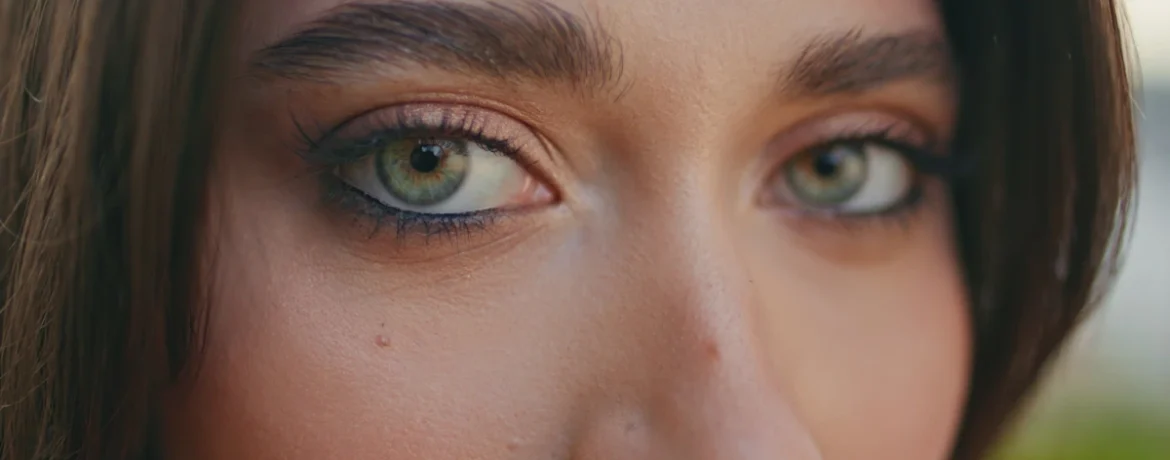 Une femme avec les yeux bruns