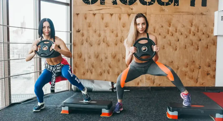 deux femmes qui s'entraînent avec des équipements de crossfit