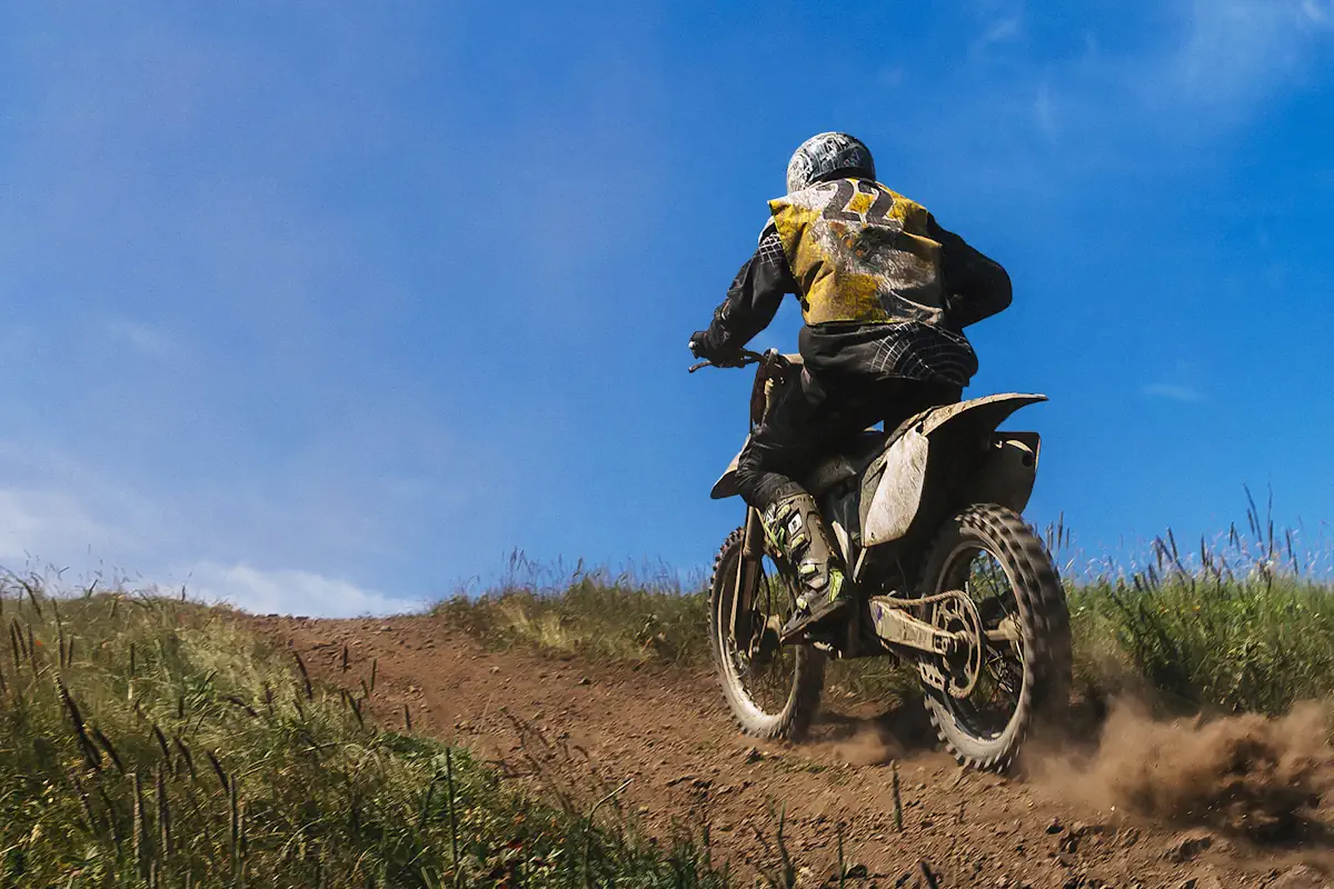 Une personne qui fait de la moto off road