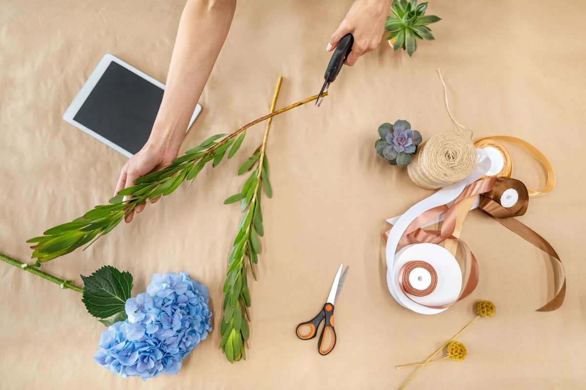 Une personne avec des branches et des feuilles et des accessoires pour faire un DIY