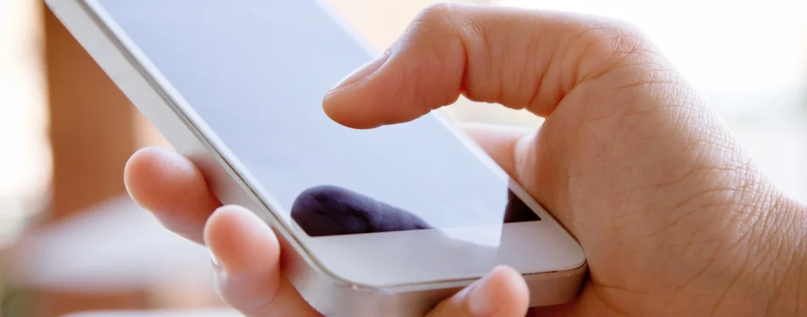 Une main qui tient un iPhone