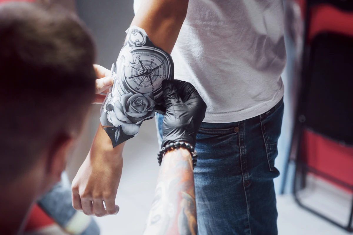 Un homme qui se fait poser un tatouage horlogerie