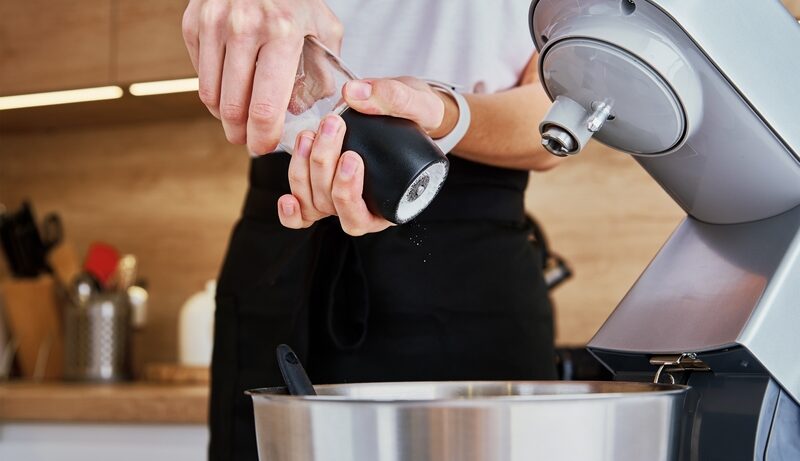 femme qui utilise un robot cuisine
