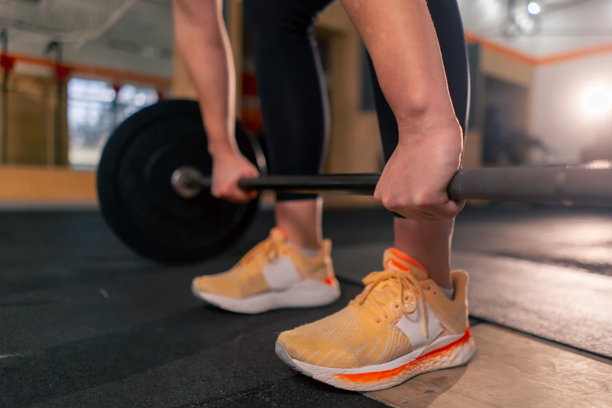 Zoom sur les chaussures d'une personne en train de prendre des poids